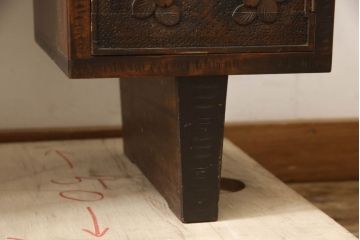 中古　軽井沢彫り　趣ある木の色合いと凝った桜の意匠が和の雰囲気を高めるドレッサーとスツールのセット(鏡台、化粧台、ミラー)(R-062577)