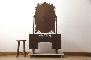 中古　軽井沢彫り　趣ある木の色合いと凝った桜の意匠が和の雰囲気を高めるドレッサーとスツールのセット(鏡台、化粧台、ミラー)(R-062577)