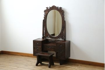 中古　軽井沢彫り　趣ある木の色合いと凝った桜の意匠が和の雰囲気を高めるドレッサーとスツールのセット(鏡台、化粧台、ミラー)(R-062577)