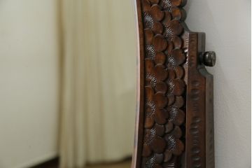中古　軽井沢彫り　趣ある木の色合いと凝った桜の意匠が和の雰囲気を高めるドレッサーとスツールのセット(鏡台、化粧台、ミラー)(R-062577)