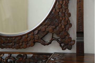 中古　軽井沢彫り　趣ある木の色合いと凝った桜の意匠が和の雰囲気を高めるドレッサーとスツールのセット(鏡台、化粧台、ミラー)(R-062577)