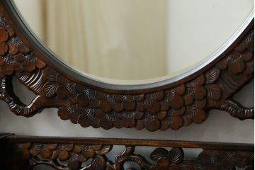 中古　軽井沢彫り　趣ある木の色合いと凝った桜の意匠が和の雰囲気を高めるドレッサーとスツールのセット(鏡台、化粧台、ミラー)(R-062577)