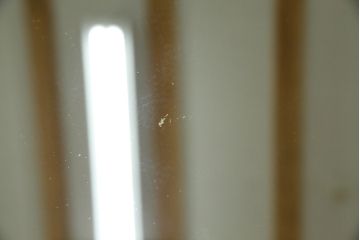 中古　軽井沢彫り　趣ある木の色合いと凝った桜の意匠が和の雰囲気を高めるドレッサーとスツールのセット(鏡台、化粧台、ミラー)(R-062577)