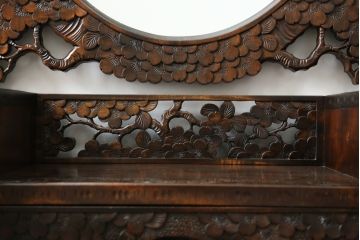 中古　軽井沢彫り　趣ある木の色合いと凝った桜の意匠が和の雰囲気を高めるドレッサーとスツールのセット(鏡台、化粧台、ミラー)(R-062577)