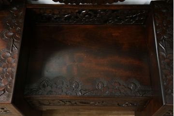 中古　軽井沢彫り　趣ある木の色合いと凝った桜の意匠が和の雰囲気を高めるドレッサーとスツールのセット(鏡台、化粧台、ミラー)(R-062577)