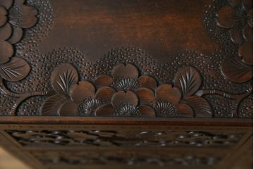 中古　軽井沢彫り　趣ある木の色合いと凝った桜の意匠が和の雰囲気を高めるドレッサーとスツールのセット(鏡台、化粧台、ミラー)(R-062577)