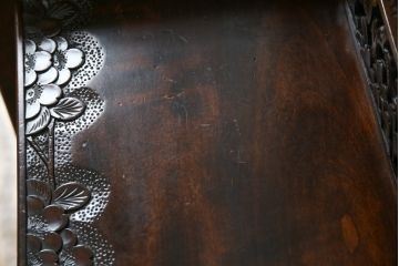 中古　軽井沢彫り　趣ある木の色合いと凝った桜の意匠が和の雰囲気を高めるドレッサーとスツールのセット(鏡台、化粧台、ミラー)(R-062577)
