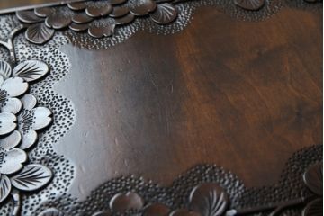 中古　軽井沢彫り　趣ある木の色合いと凝った桜の意匠が和の雰囲気を高めるドレッサーとスツールのセット(鏡台、化粧台、ミラー)(R-062577)