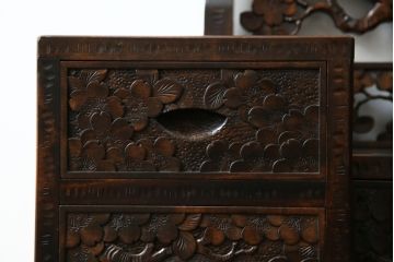 中古　軽井沢彫り　趣ある木の色合いと凝った桜の意匠が和の雰囲気を高めるドレッサーとスツールのセット(鏡台、化粧台、ミラー)(R-062577)