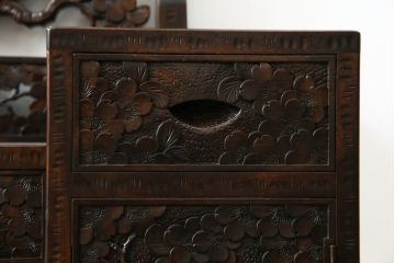 中古　軽井沢彫り　趣ある木の色合いと凝った桜の意匠が和の雰囲気を高めるドレッサーとスツールのセット(鏡台、化粧台、ミラー)(R-062577)