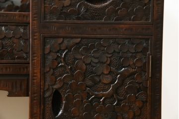 中古　軽井沢彫り　趣ある木の色合いと凝った桜の意匠が和の雰囲気を高めるドレッサーとスツールのセット(鏡台、化粧台、ミラー)(R-062577)
