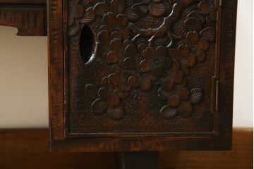 中古　軽井沢彫り　趣ある木の色合いと凝った桜の意匠が和の雰囲気を高めるドレッサーとスツールのセット(鏡台、化粧台、ミラー)(R-062577)