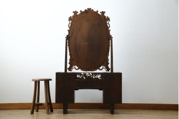 中古　軽井沢彫り　趣ある木の色合いと凝った桜の意匠が和の雰囲気を高めるドレッサーとスツールのセット(鏡台、化粧台、ミラー)(R-062577)