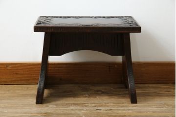 中古　軽井沢彫り　趣ある木の色合いと凝った桜の意匠が和の雰囲気を高めるドレッサーとスツールのセット(鏡台、化粧台、ミラー)(R-062577)