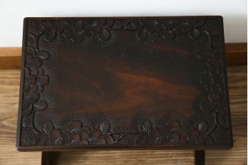 中古　軽井沢彫り　趣ある木の色合いと凝った桜の意匠が和の雰囲気を高めるドレッサーとスツールのセット(鏡台、化粧台、ミラー)(R-062577)