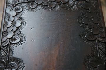 中古　軽井沢彫り　趣ある木の色合いと凝った桜の意匠が和の雰囲気を高めるドレッサーとスツールのセット(鏡台、化粧台、ミラー)(R-062577)