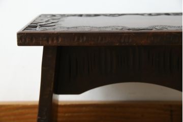 中古　軽井沢彫り　趣ある木の色合いと凝った桜の意匠が和の雰囲気を高めるドレッサーとスツールのセット(鏡台、化粧台、ミラー)(R-062577)