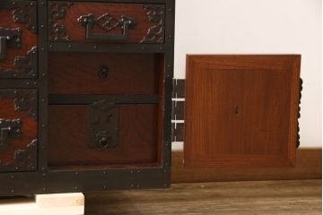 和製ビンテージ　国産　職人手造り　前面欅(ケヤキ)材　金具も分厚く立派!　船箪笥の錠前金具がついた五丁引き佐渡箪笥(小木箪笥、収納箪笥、和タンス、衣装たんす、引き出し、ヴィンテージ)(R-062580)