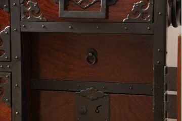 和製ビンテージ　国産　職人手造り　前面欅(ケヤキ)材　金具も分厚く立派!　船箪笥の錠前金具がついた五丁引き佐渡箪笥(小木箪笥、収納箪笥、和タンス、衣装たんす、引き出し、ヴィンテージ)(R-062580)