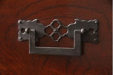 和製ビンテージ　国産　職人手造り　前面欅(ケヤキ)材　金具も分厚く立派!　船箪笥の錠前金具がついた五丁引き佐渡箪笥(小木箪笥、収納箪笥、和タンス、衣装たんす、引き出し、ヴィンテージ)(R-062580)
