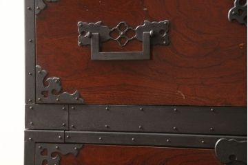 和製ビンテージ　国産　職人手造り　前面欅(ケヤキ)材　金具も分厚く立派!　船箪笥の錠前金具がついた五丁引き佐渡箪笥(小木箪笥、収納箪笥、和タンス、衣装たんす、引き出し、ヴィンテージ)(R-062580)