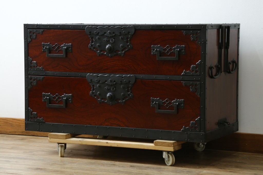 和製ビンテージ　国産　職人手造り　前面欅(ケヤキ)材　金具も分厚く立派!　船箪笥の錠前金具がついた佐渡箪笥ローボード　(R-062581)