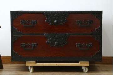 和製ビンテージ　国産　職人手造り　前面欅(ケヤキ)材　金具も分厚く立派!　船箪笥の錠前金具がついた佐渡箪笥ローボード　(R-062581)