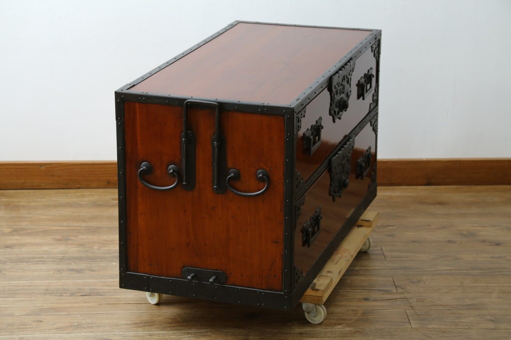 和製ビンテージ　国産　職人手造り　前面欅(ケヤキ)材　金具も分厚く立派!　船箪笥の錠前金具がついた佐渡箪笥ローボード　(R-062581)