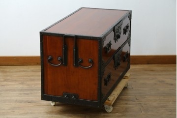 和製ビンテージ　国産　職人手造り　前面欅(ケヤキ)材　金具も分厚く立派!　船箪笥の錠前金具がついた佐渡箪笥ローボード　(R-062581)