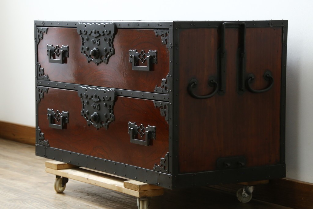 和製ビンテージ　国産　職人手造り　前面欅(ケヤキ)材　金具も分厚く立派!　船箪笥の錠前金具がついた佐渡箪笥ローボード　(R-062581)