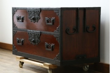 和製ビンテージ　国産　職人手造り　前面欅(ケヤキ)材　金具も分厚く立派!　船箪笥の錠前金具がついた佐渡箪笥ローボード　(R-062581)