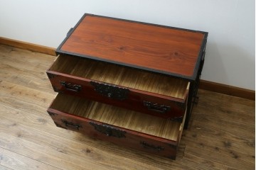 和製ビンテージ　国産　職人手造り　前面欅(ケヤキ)材　金具も分厚く立派!　船箪笥の錠前金具がついた佐渡箪笥ローボード　(R-062581)