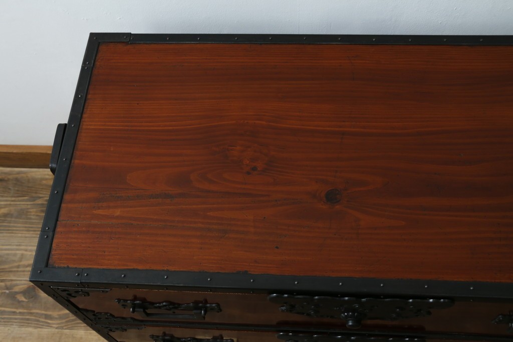 和製ビンテージ　国産　職人手造り　前面欅(ケヤキ)材　金具も分厚く立派!　船箪笥の錠前金具がついた佐渡箪笥ローボード　(R-062581)