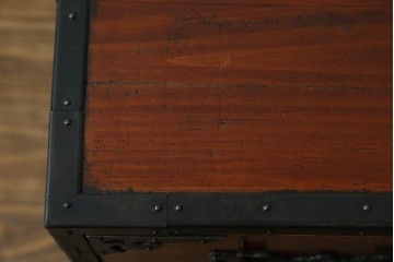 和製ビンテージ　国産　職人手造り　前面欅(ケヤキ)材　金具も分厚く立派!　船箪笥の錠前金具がついた佐渡箪笥ローボード　(R-062581)