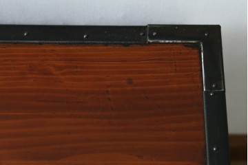 和製ビンテージ　国産　職人手造り　前面欅(ケヤキ)材　金具も分厚く立派!　船箪笥の錠前金具がついた佐渡箪笥ローボード　(R-062581)