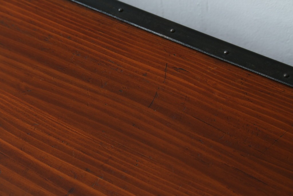 和製ビンテージ　国産　職人手造り　前面欅(ケヤキ)材　金具も分厚く立派!　船箪笥の錠前金具がついた佐渡箪笥ローボード　(R-062581)