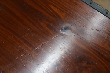 和製ビンテージ　国産　職人手造り　前面欅(ケヤキ)材　金具も分厚く立派!　船箪笥の錠前金具がついた佐渡箪笥ローボード　(R-062581)