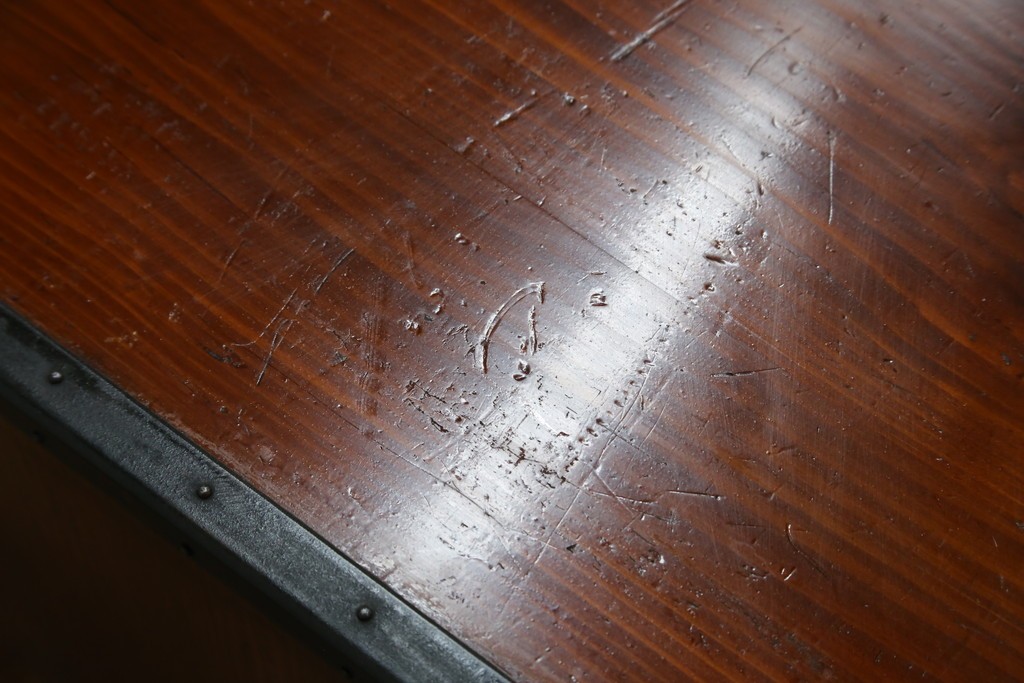 和製ビンテージ　国産　職人手造り　前面欅(ケヤキ)材　金具も分厚く立派!　船箪笥の錠前金具がついた佐渡箪笥ローボード　(R-062581)