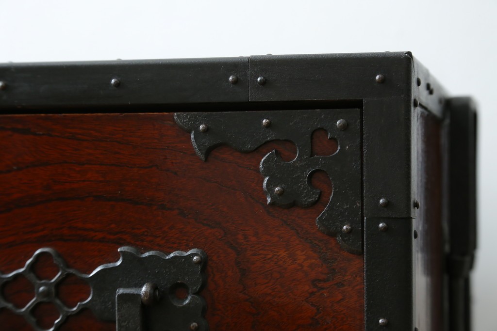 和製ビンテージ　国産　職人手造り　前面欅(ケヤキ)材　金具も分厚く立派!　船箪笥の錠前金具がついた佐渡箪笥ローボード　(R-062581)