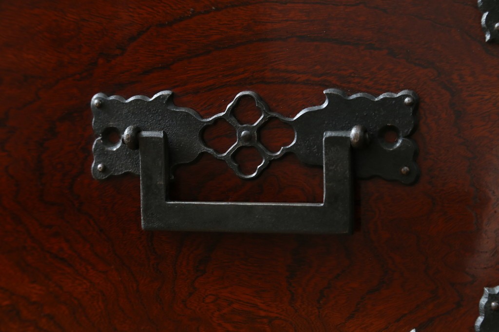 和製ビンテージ　国産　職人手造り　前面欅(ケヤキ)材　金具も分厚く立派!　船箪笥の錠前金具がついた佐渡箪笥ローボード　(R-062581)