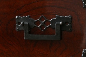 和製ビンテージ　国産　職人手造り　前面欅(ケヤキ)材　金具も分厚く立派!　船箪笥の錠前金具がついた佐渡箪笥ローボード　(R-062581)