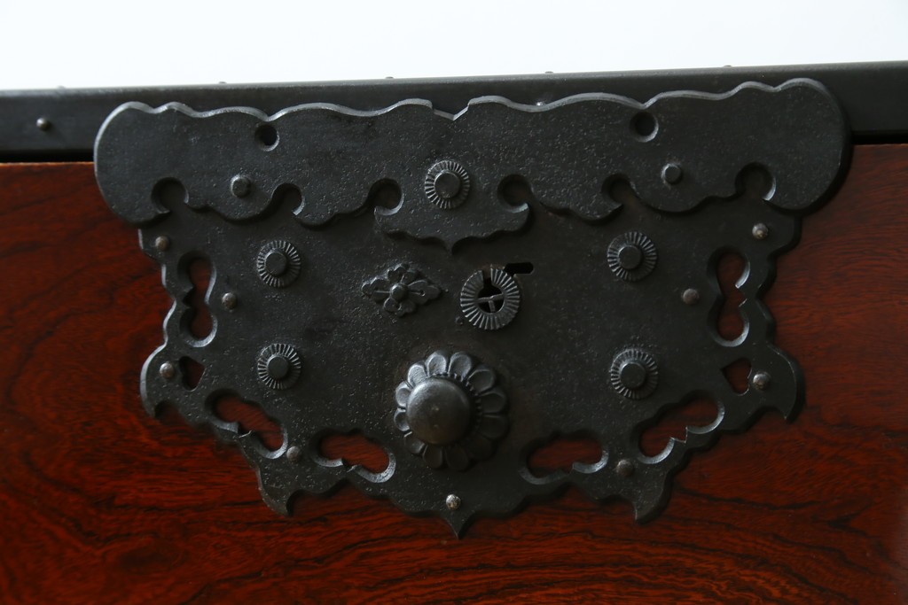 和製ビンテージ　国産　職人手造り　前面欅(ケヤキ)材　金具も分厚く立派!　船箪笥の錠前金具がついた佐渡箪笥ローボード　(R-062581)