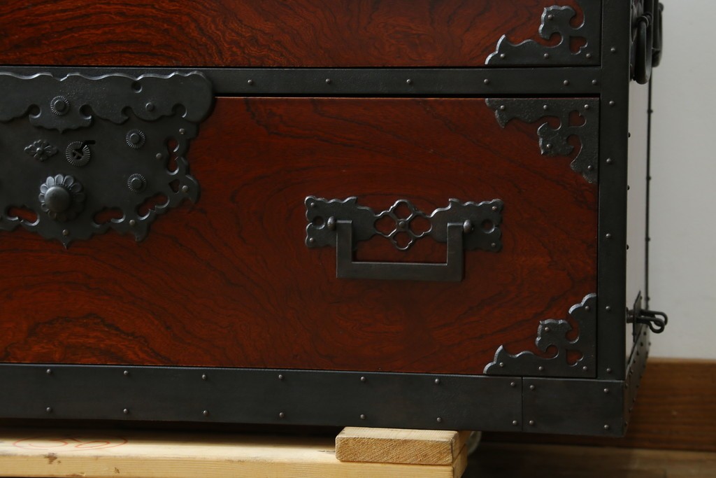 和製ビンテージ　国産　職人手造り　前面欅(ケヤキ)材　金具も分厚く立派!　船箪笥の錠前金具がついた佐渡箪笥ローボード　(R-062581)