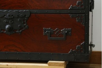 和製ビンテージ　国産　職人手造り　前面欅(ケヤキ)材　金具も分厚く立派!　船箪笥の錠前金具がついた佐渡箪笥ローボード　(R-062581)