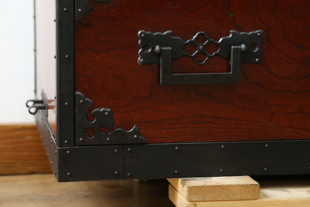 和製ビンテージ　国産　職人手造り　前面欅(ケヤキ)材　金具も分厚く立派!　船箪笥の錠前金具がついた佐渡箪笥ローボード　(R-062581)