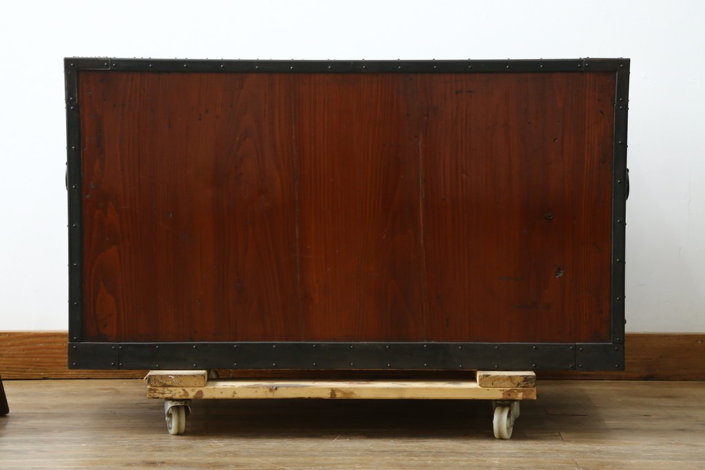 和製ビンテージ　国産　職人手造り　前面欅(ケヤキ)材　金具も分厚く立派!　船箪笥の錠前金具がついた佐渡箪笥ローボード　(R-062581)