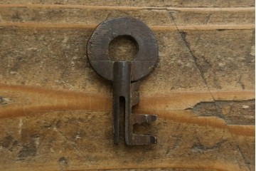 和製ビンテージ　国産　職人手造り　前面欅(ケヤキ)材　金具も分厚く立派!　船箪笥の錠前金具がついた佐渡箪笥ローボード　(R-062581)