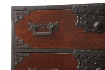 和製ビンテージ　国産　職人手造り　前面欅(ケヤキ)材　金具も分厚く立派!　船箪笥の錠前金具がついた佐渡箪笥ローボード(小木箪笥、収納箪笥、和タンス、衣装たんす、引き出し、ヴィンテージ)(R-062581)
