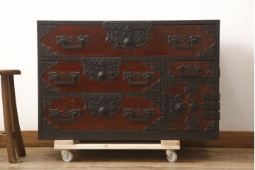 和製ビンテージ　国産　職人手造り　前面欅(ケヤキ)材　金具も分厚く立派!　船箪笥の錠前金具がついた佐渡箪笥ローボード(小木箪笥、収納箪笥、和タンス、衣装たんす、引き出し、ヴィンテージ)(R-062582)