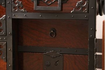 和製ビンテージ　国産　職人手造り　前面欅(ケヤキ)材　金具も分厚く立派!　船箪笥の錠前金具がついた佐渡箪笥ローボード(小木箪笥、収納箪笥、和タンス、衣装たんす、引き出し、ヴィンテージ)(R-062582)